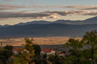 Pogled iz Imotskog na Modro jezero i Biokovo