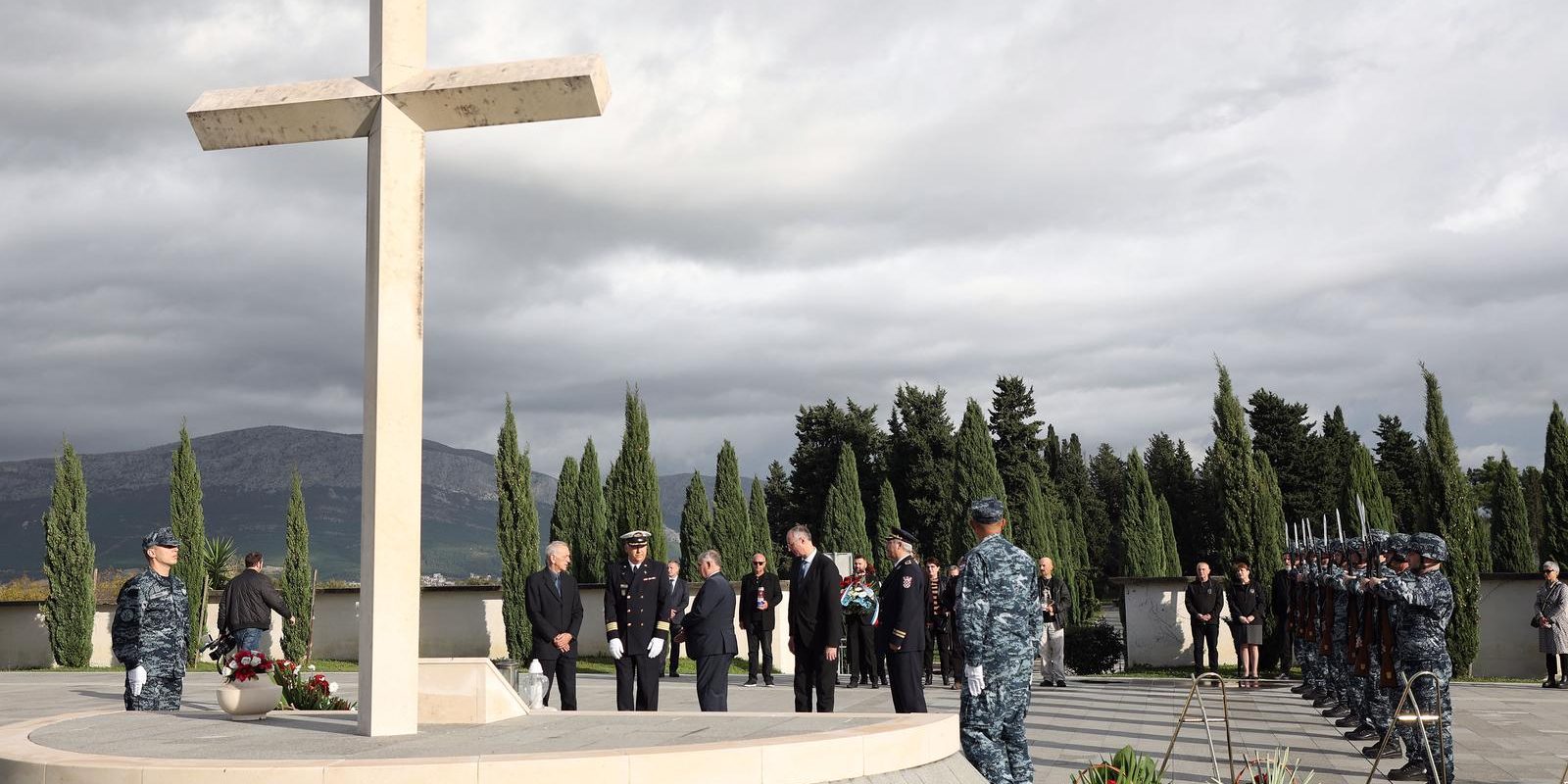 Split: Upaljene svijeće i položeni vijenci  kod centralnog križa na groblju Lovrinac