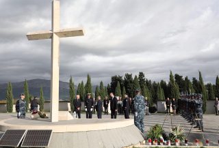 Split: Upaljene svijeće i položeni vijenci  kod centralnog križa na groblju Lovrinac