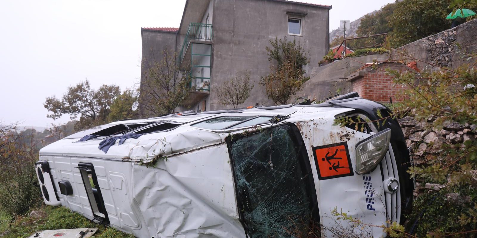 Gornje Sitno: Školski kombi sletio s ceste kod Splita, djeca prevezena u bolnicu