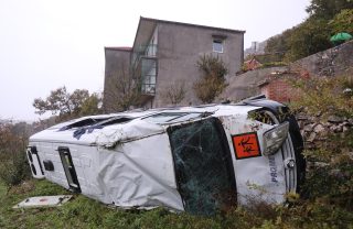 Gornje Sitno: Školski kombi sletio s ceste kod Splita, djeca prevezena u bolnicu