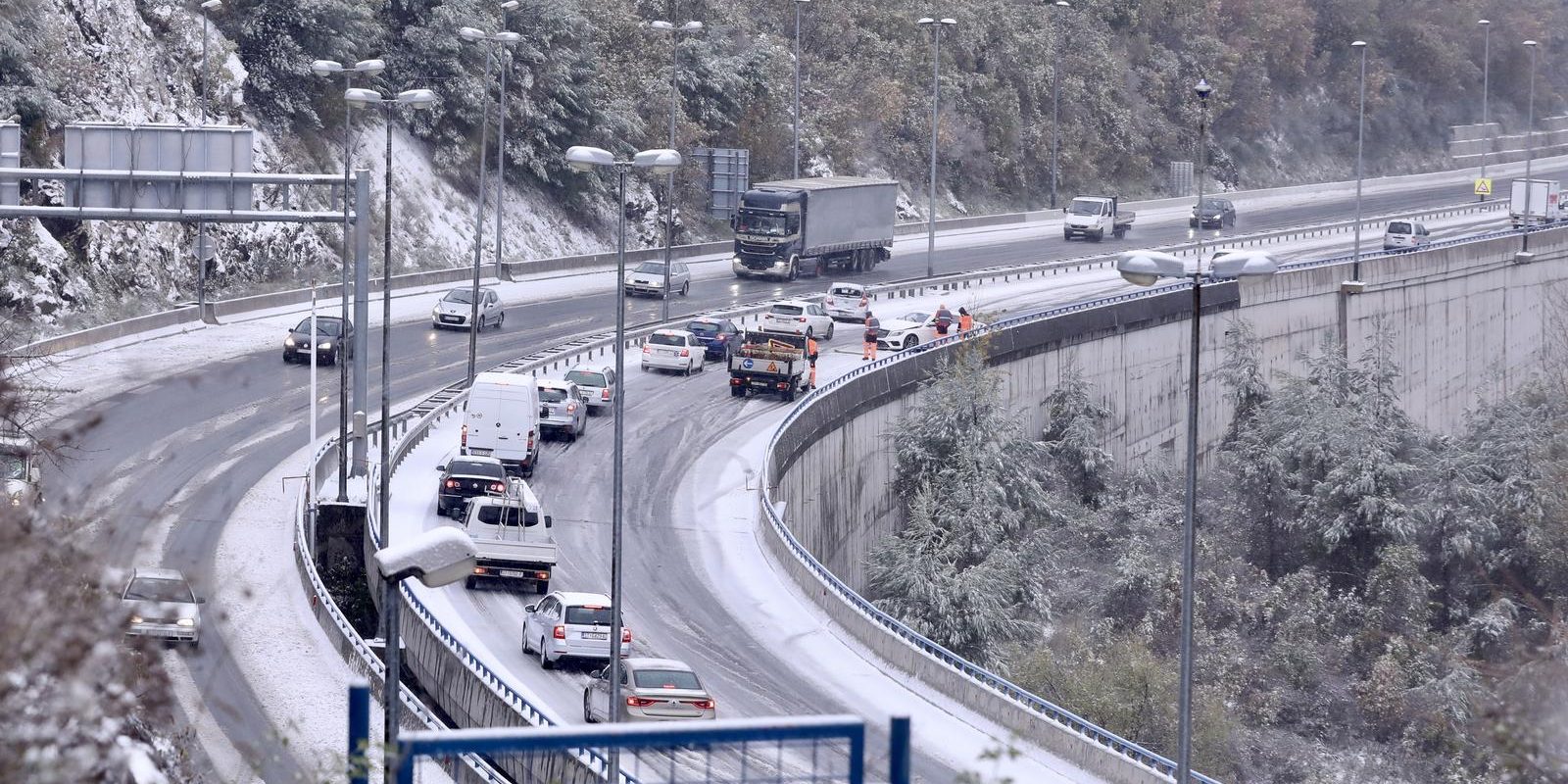 Klis: Zbog snijega na cesti došlo je i do prometne nezgode
