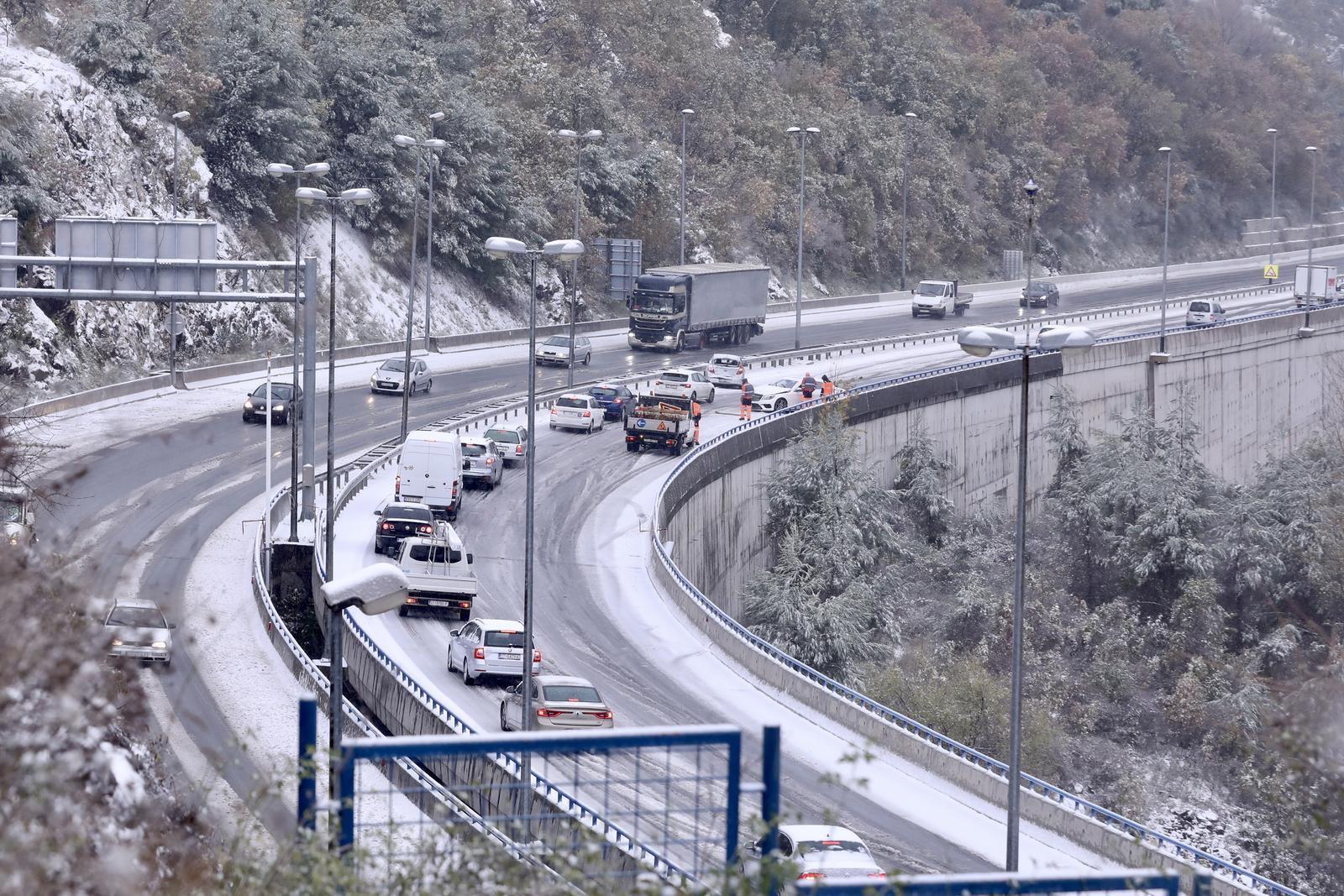 Klis: Zbog snijega na cesti došlo je i do prometne nezgode