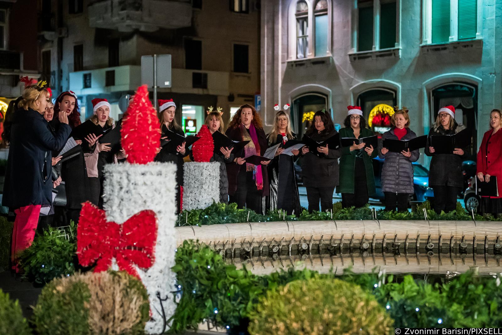 Split: Paljenjem prve adventske svijeće službeno otvoren Splitski Advent