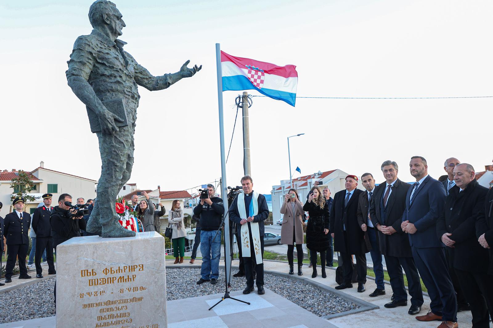 Podstrana: Predsjednik Vlade Andrej Plenković na svečanosti otkrivanja spomenika dr. Franji Tuđmanu