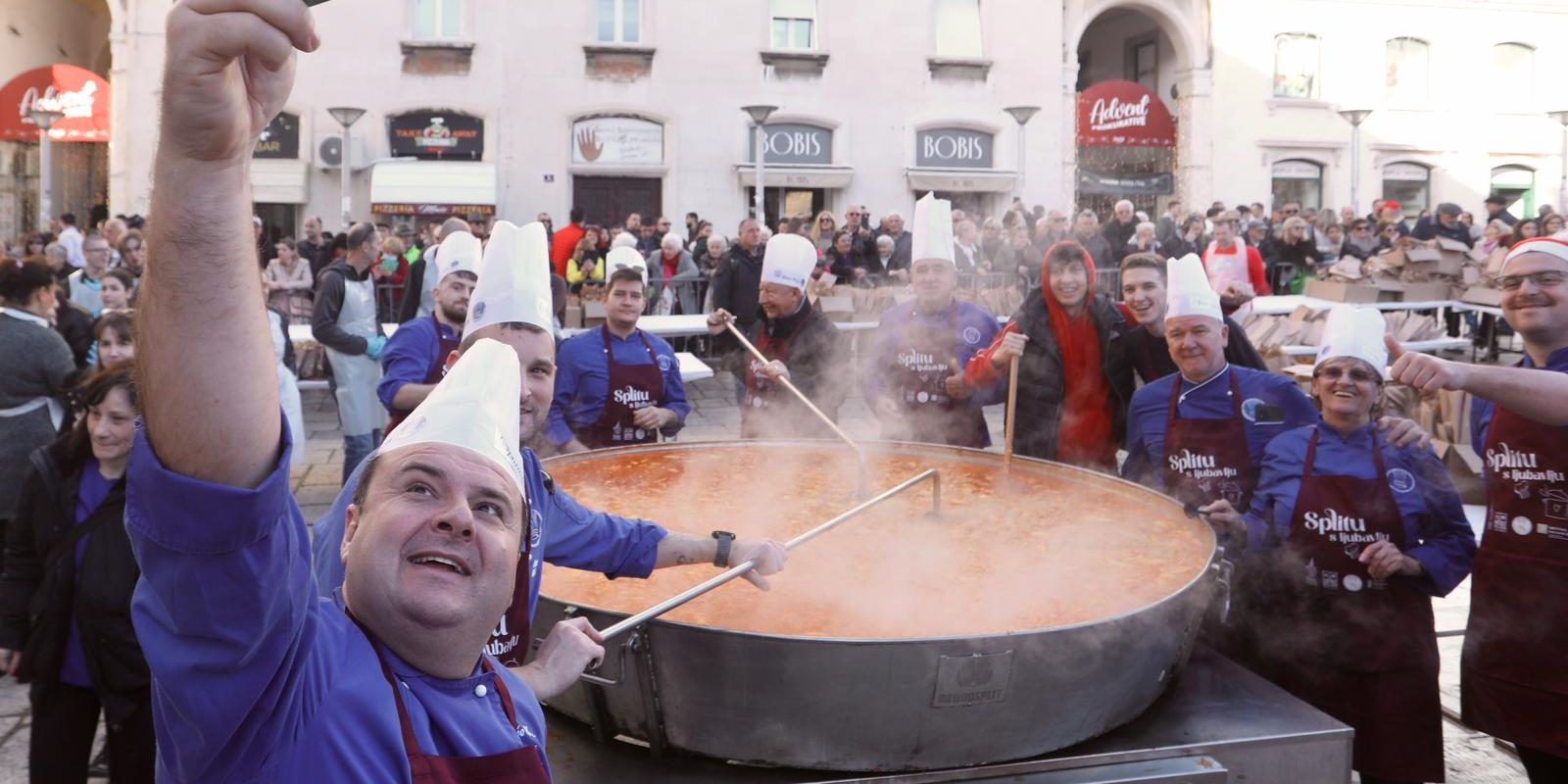 U Splitu građanima podijeljeno pet tisuća porcija bakalara i fritula