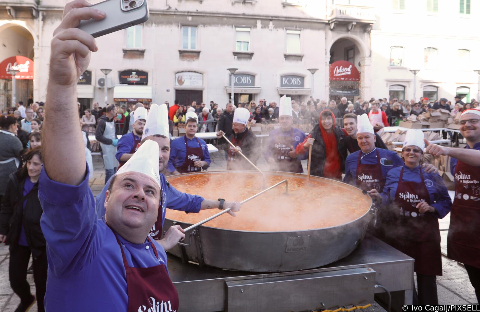 U Splitu građanima podijeljeno pet tisuća porcija bakalara i fritula