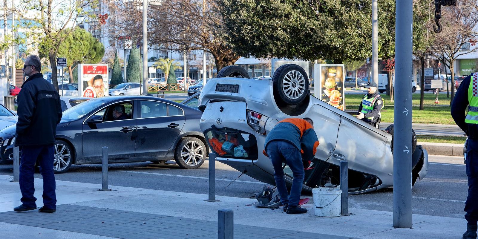 Prometna nesre?a u Zadru, auto u kojem su bili �ena i dijete okrenuo se na krov