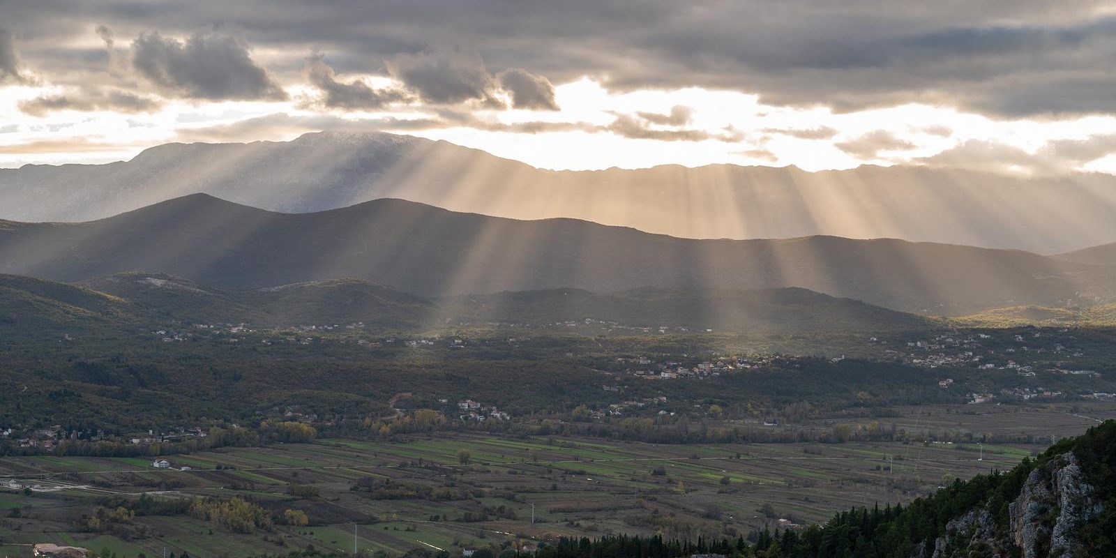 Pogled iz Imotskog na Modro jezero i Biokovo