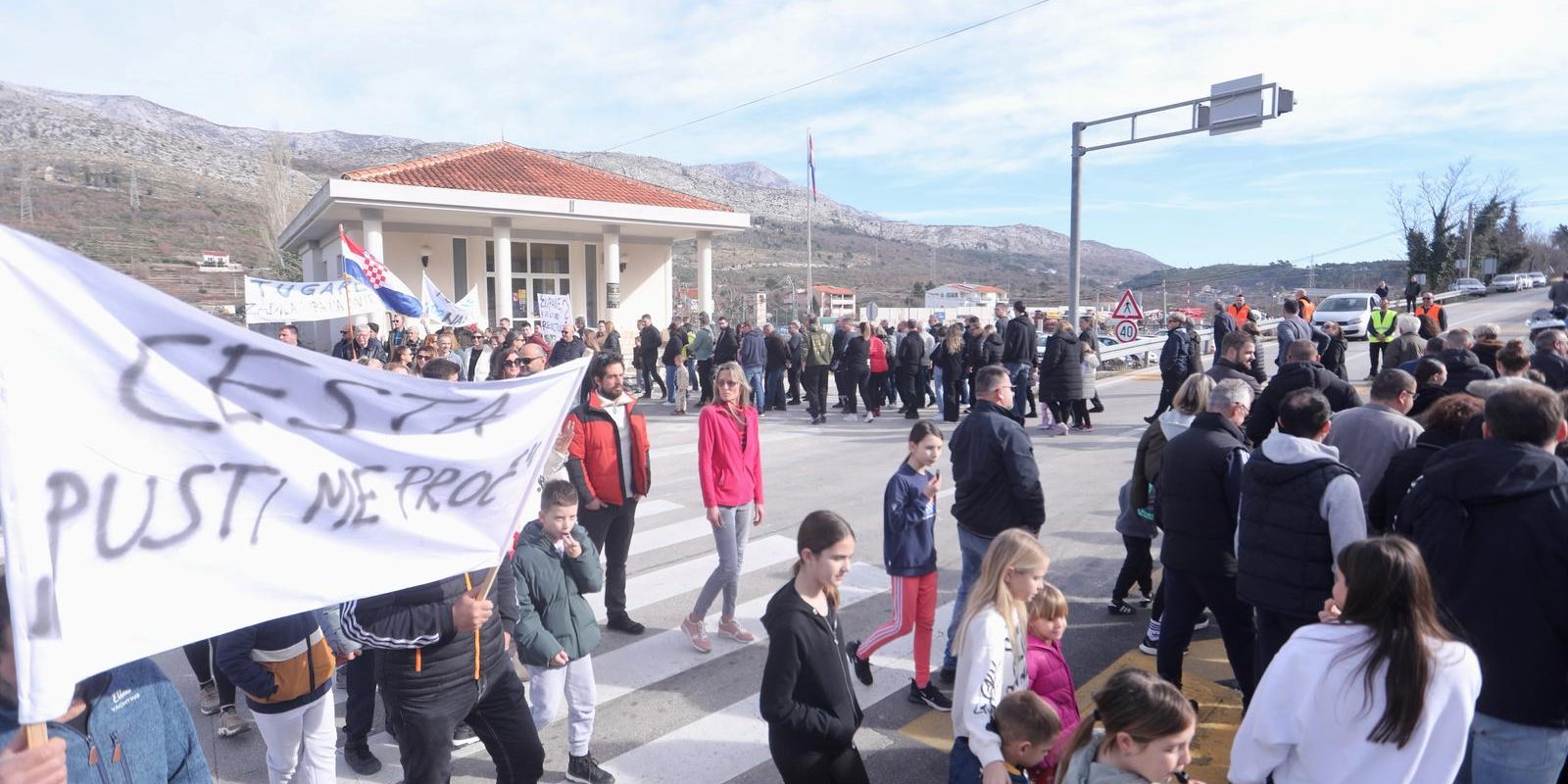 Mještani Tugara nezadovoljni zbog mogućih problema s mostom preko Cetine