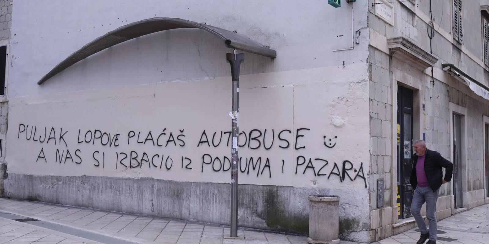 Split: U Marmontovoj osvanuli uvredljivi grafiti protiv Puljka, dok su grafiti s porukama Milanoviću i Ivoševiću brzo uklonjeni