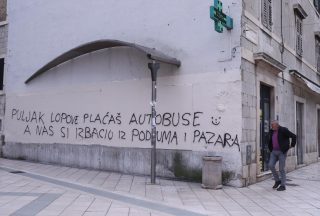 Split: U Marmontovoj osvanuli uvredljivi grafiti protiv Puljka, dok su grafiti s porukama Milanoviću i Ivoševiću brzo uklonjeni