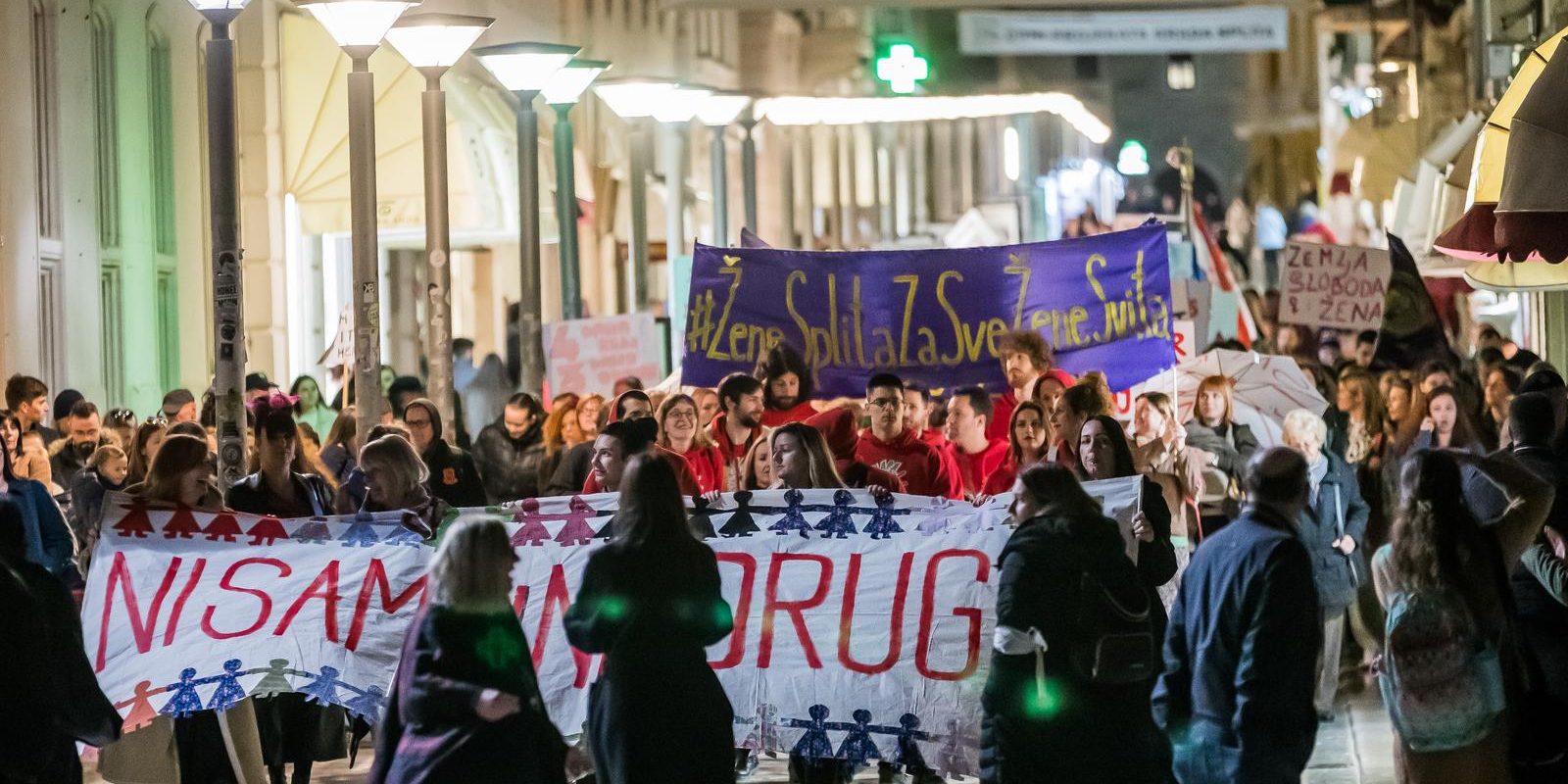 Split: Noćni marš u organizaciji udruge Domine okupio mnogobrojne splitske žene
