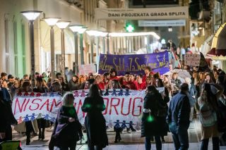 Split: Noćni marš u organizaciji udruge Domine okupio mnogobrojne splitske žene