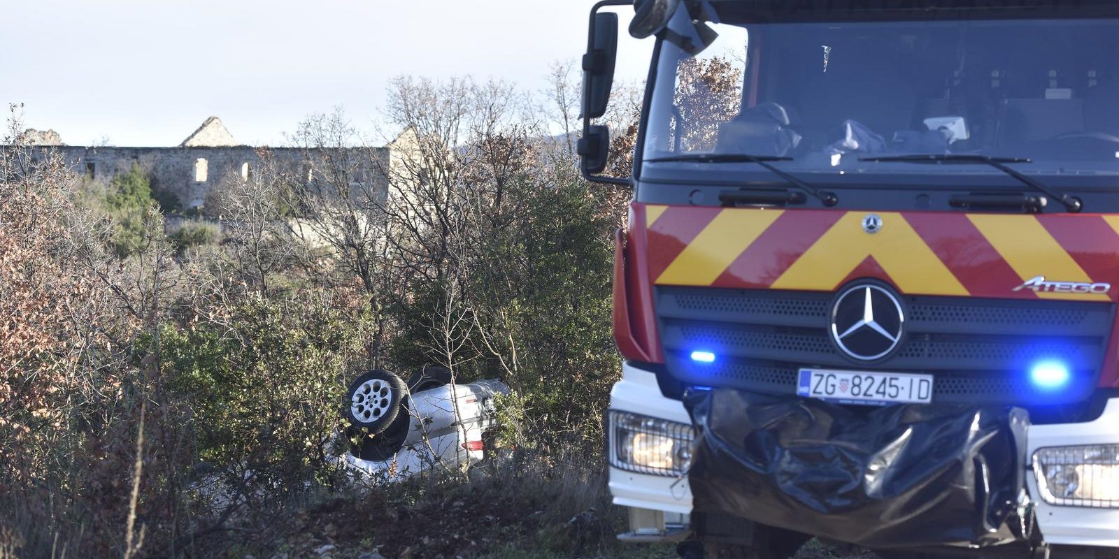Prometna nesre?a kod �ibenika, auto izletio s ceste i zavr�io na krovu