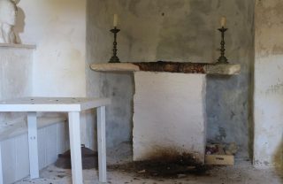 Kaštela: Uz oltar u crkvi zapalili vatru i napravili peku