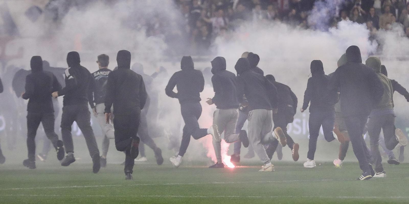 Kaos na Poljudu: Torcida upala na teren, igrači pobjegli u tunel! Specijalci tjerali huligane
