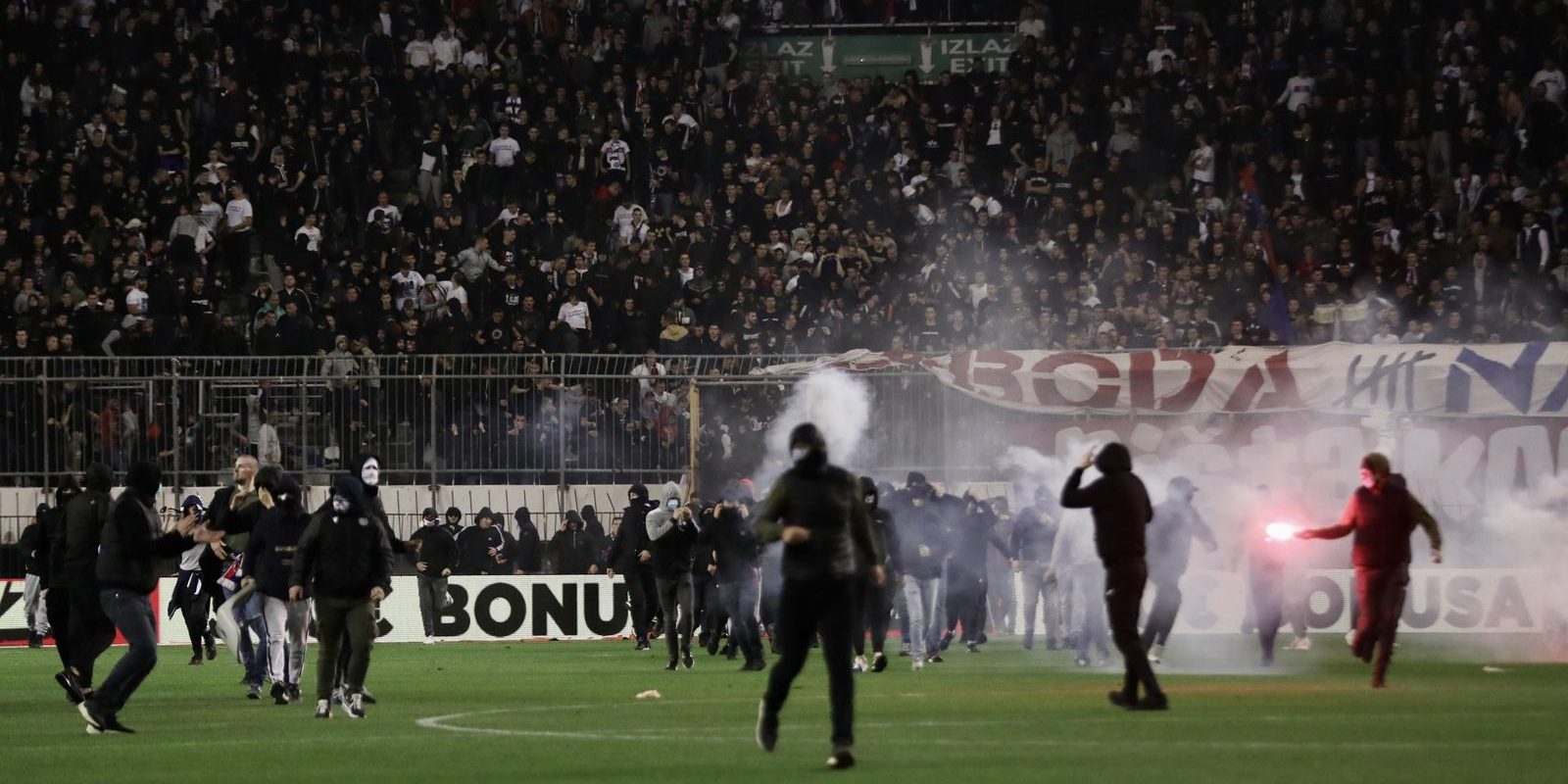 Kaos na Poljudu: Torcida upala na teren, igrači pobjegli u tunel! Specijalci tjerali huligane