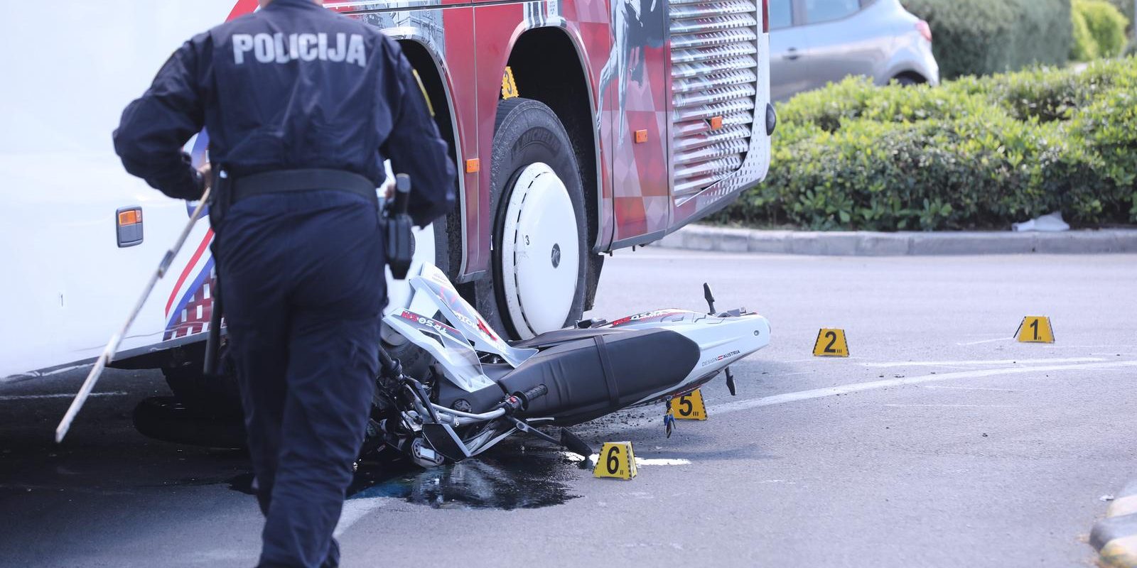 Split: Vozač motocikla podletio pod kotače autobusa