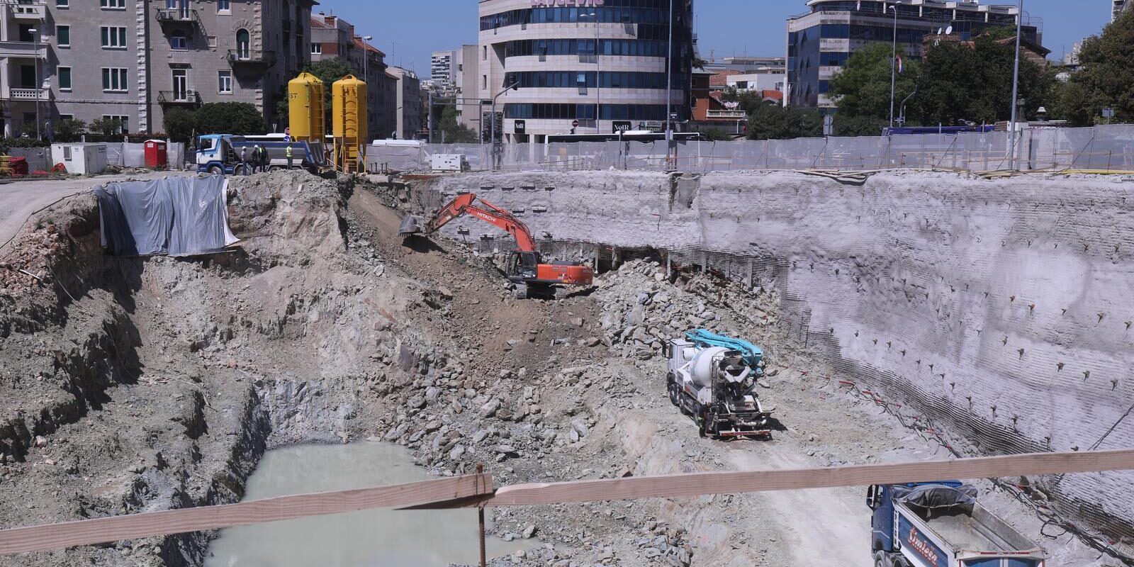 Split: Otvorila se velika rupa ispod centralne splitske ceste uz Small Mall