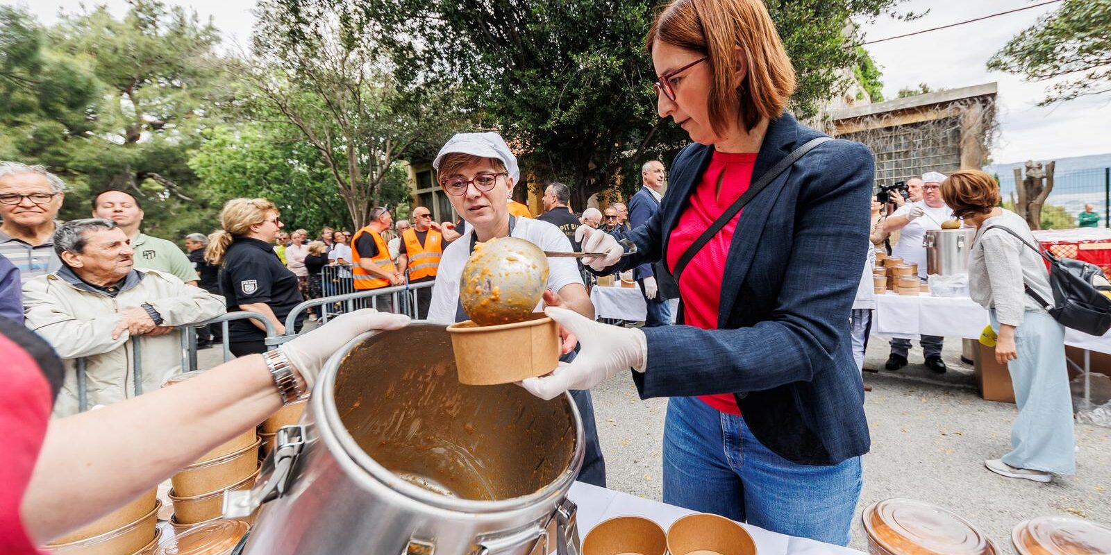 Split: Gradonačelnik Ivica Puljak dijelio grah na Marjanu povodom proslave Praznika rada