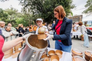 Split: Gradonačelnik Ivica Puljak dijelio grah na Marjanu povodom proslave Praznika rada