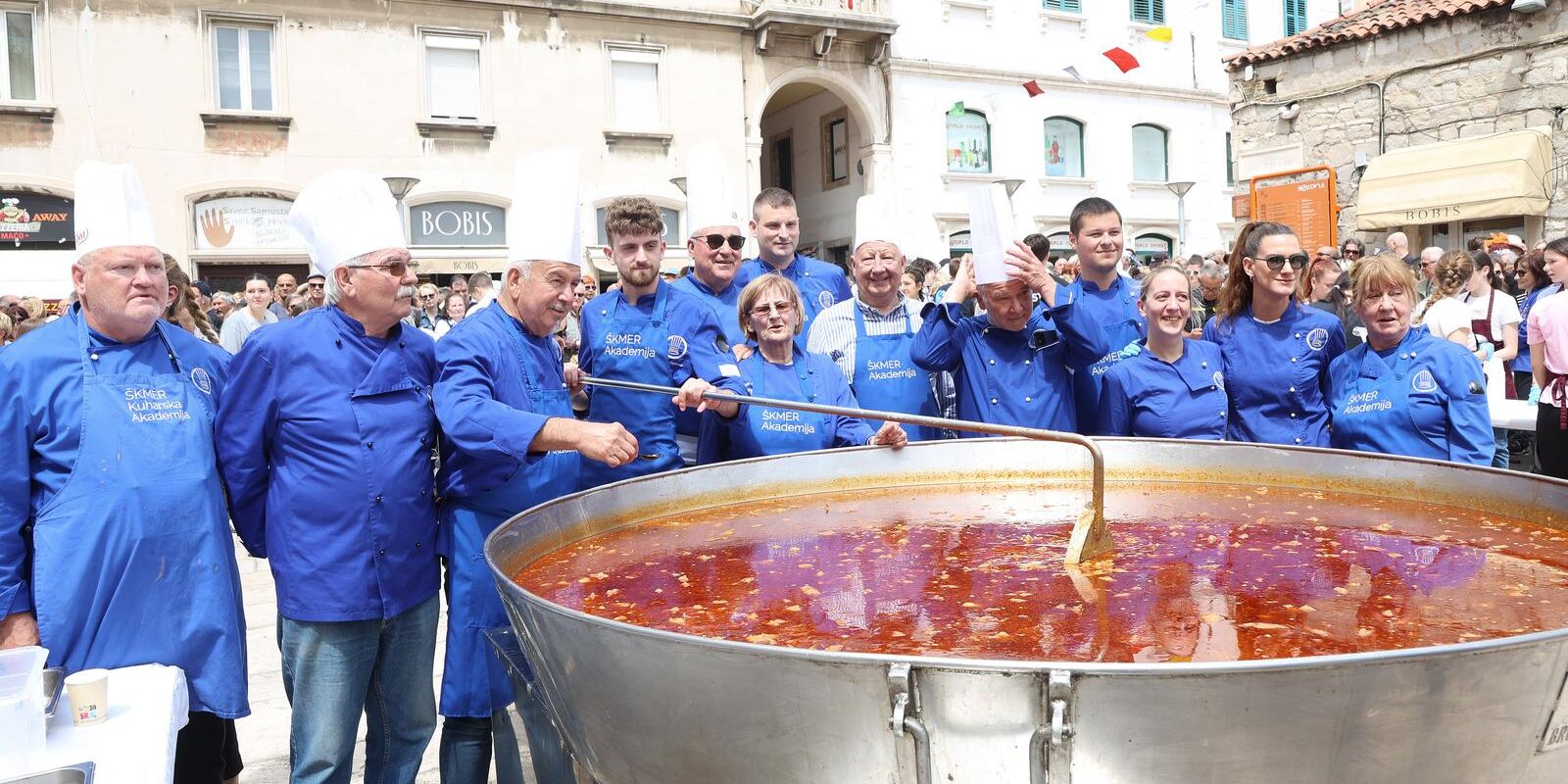 Split: Povodom obilježavanja blagdana svetog Dujma građanima je podijeljeno 5000 porcija janjetine s graškom