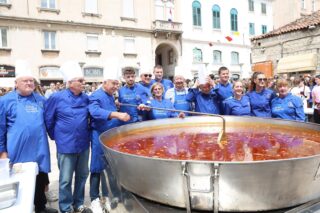 Split: Povodom obilježavanja blagdana svetog Dujma građanima je podijeljeno 5000 porcija janjetine s graškom
