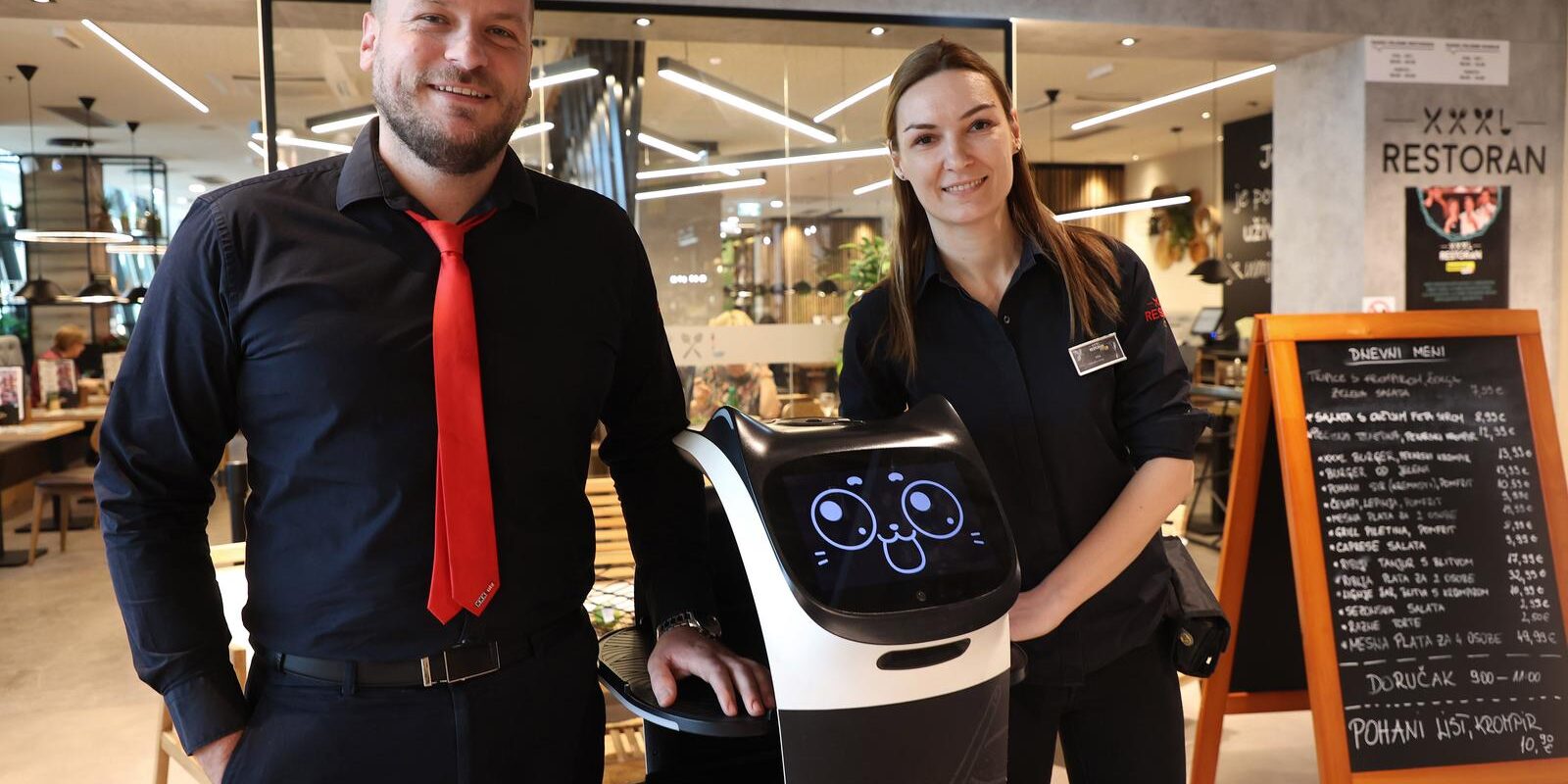 Hit u Dugopolju: Robot pomaže konobarima u restoranu – poslužuje hranu, priča na dva jezika i prede kao mačak