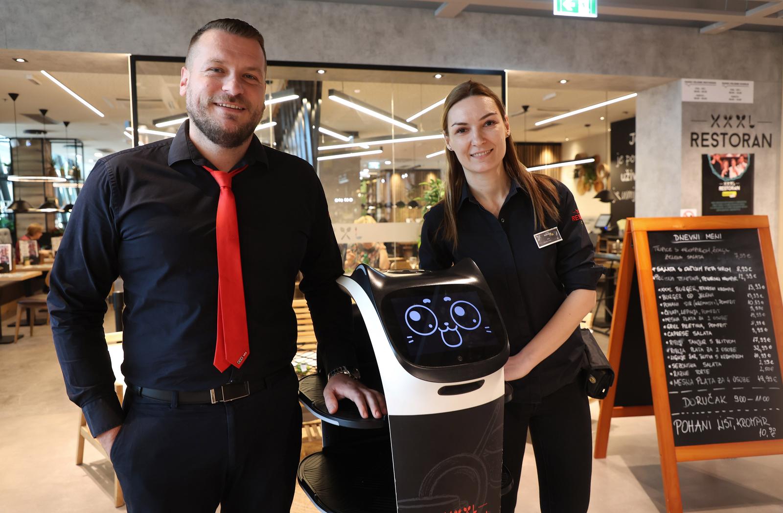 Hit u Dugopolju: Robot pomaže konobarima u restoranu – poslužuje hranu, priča na dva jezika i prede kao mačak