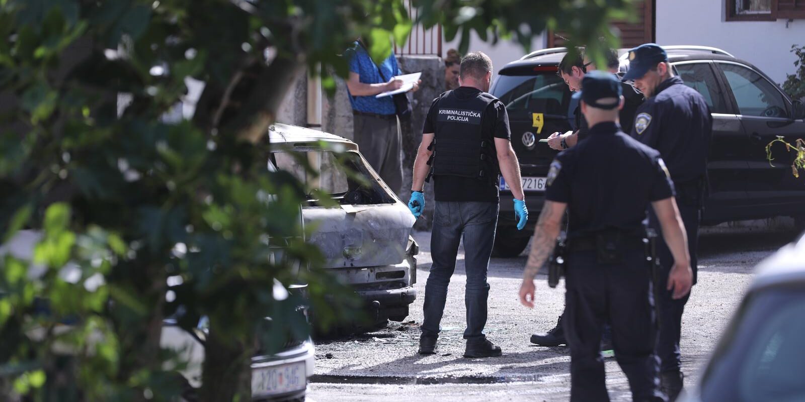 Split: U jutarnjim satima na Stinicama izbio požar koji je zahvatio dva vozila, jedno u potpunosti izgorjelo
