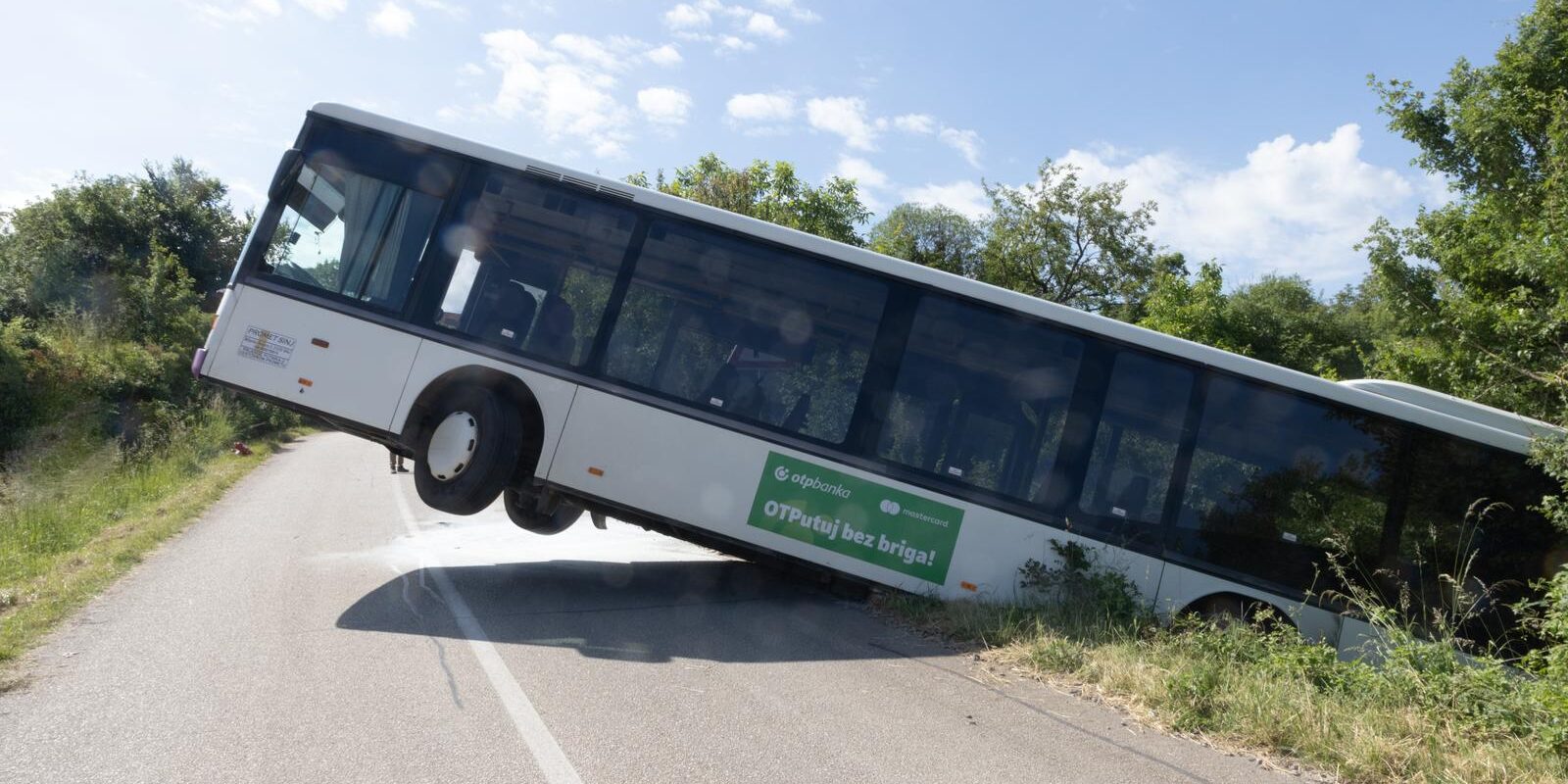 Sinj: Zapalio se autobus koji je prevozio učenike, a kada su izašli iz vozila sam se pokrenuo i sletio s ceste