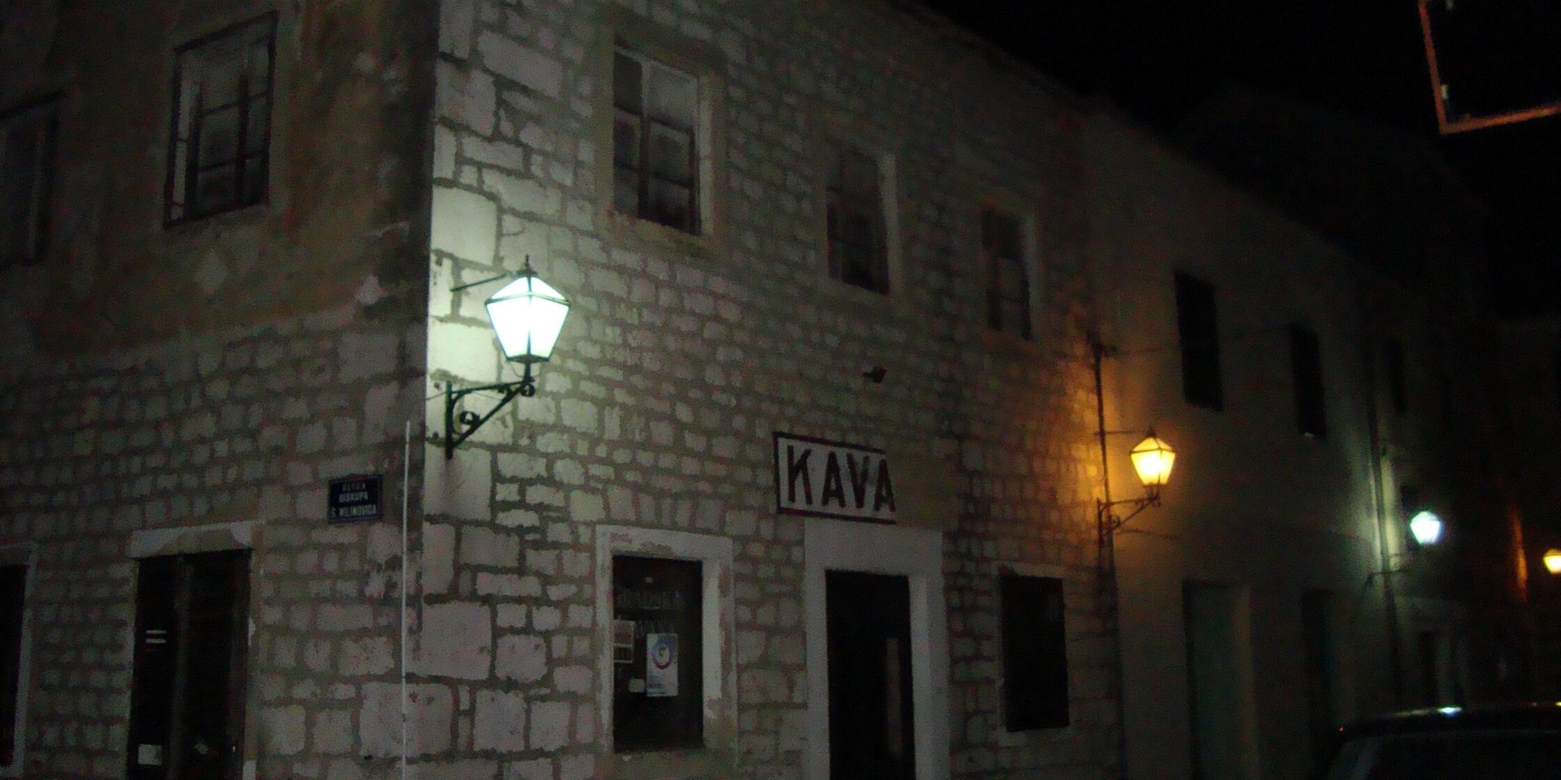Imotski noćni prizor stara kavana – 021 portal