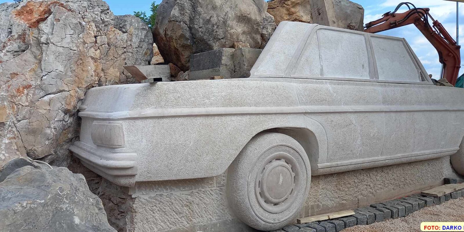 Mercedes u kamenu IM – 021 portal