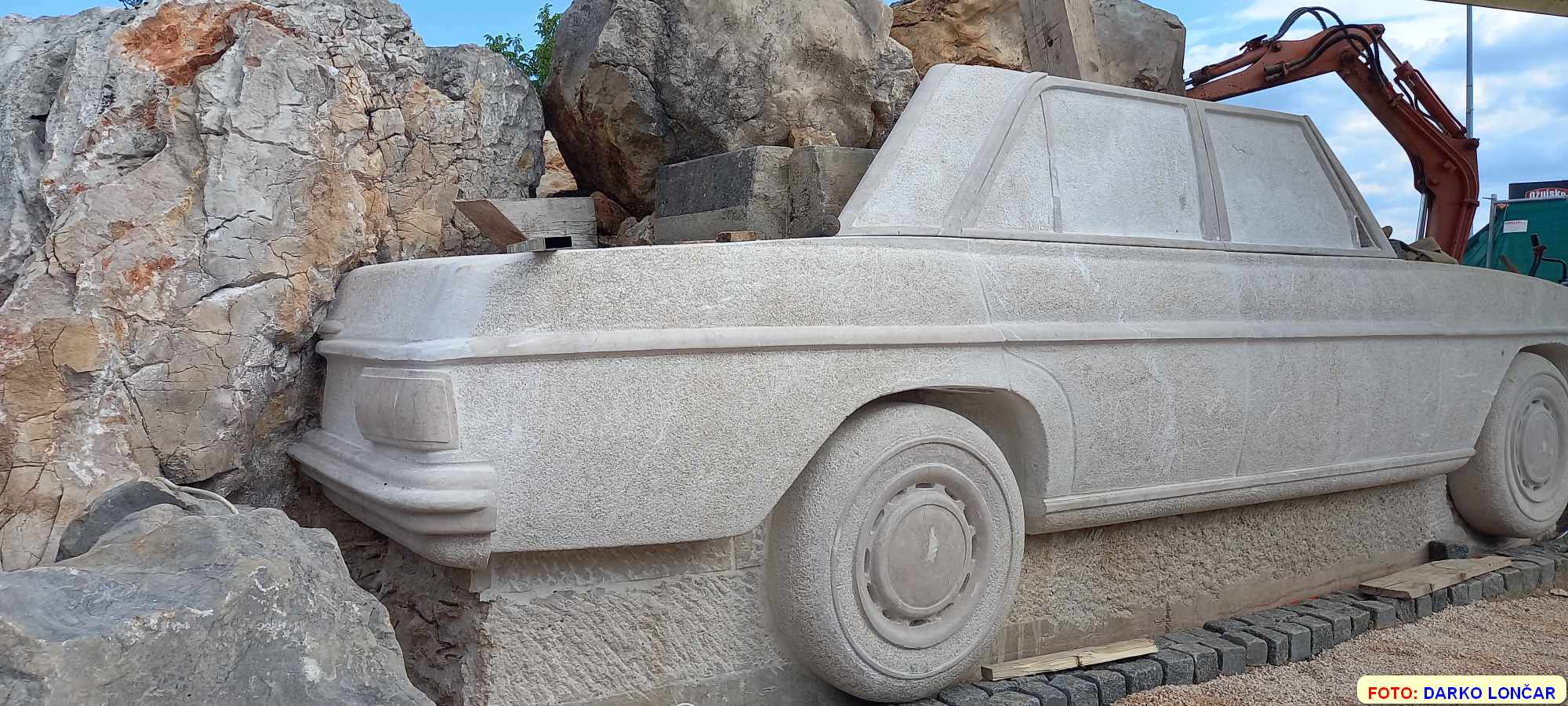 Mercedes u kamenu IM – 021 portal