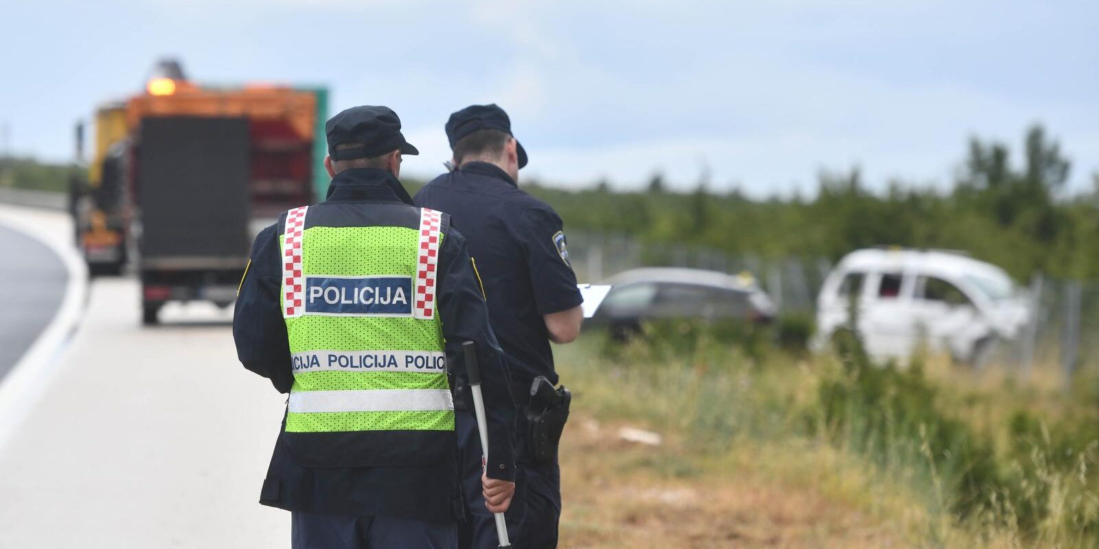 Pirovac: Više osoba ozlijeđeno u izlijetanju vozila, a potom i naletu vozila na djelatnike HAC-a