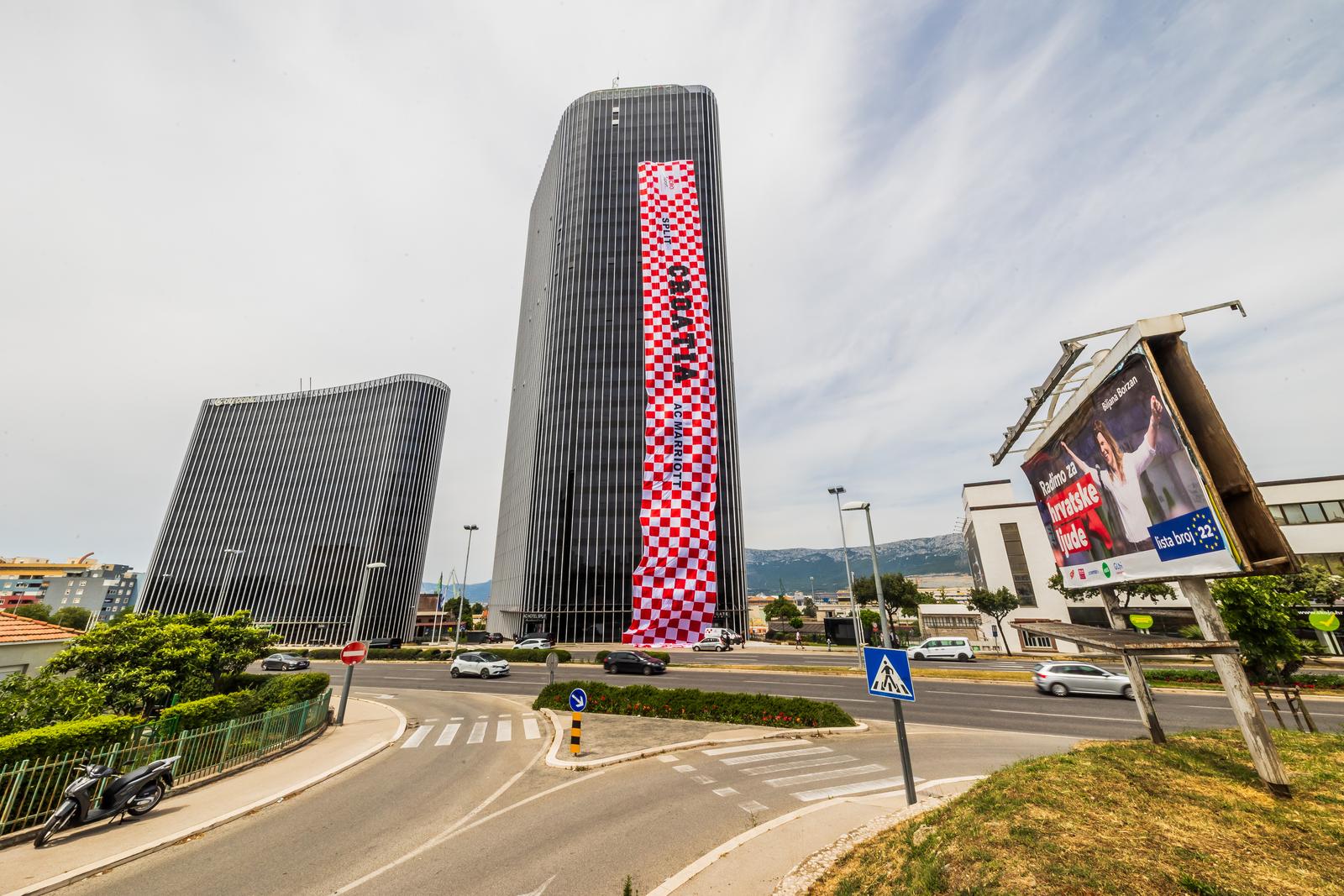 Split: Na Dalmatia Toweru postavljena je hrvatska zastava kao znak podrške hrvatskoj nogometnoj reprezentaciji na Euru 2024