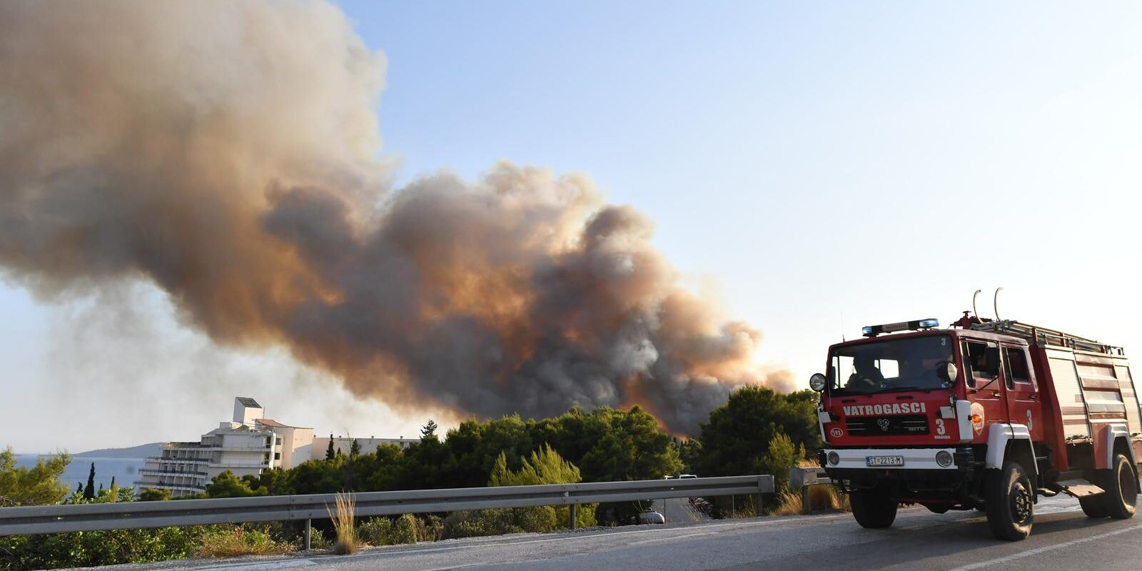 U blizini Trogira izbio požar, u gašenju pomažu i tri protupožarna aviona