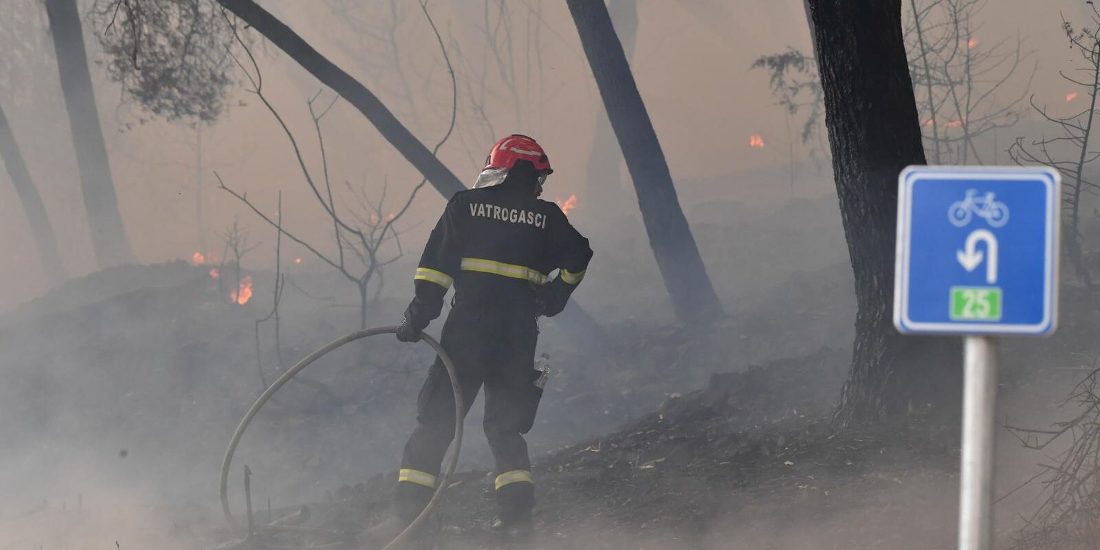 U blizini Trogira izbio požar, u gašenju pomažu i tri protupožarna aviona