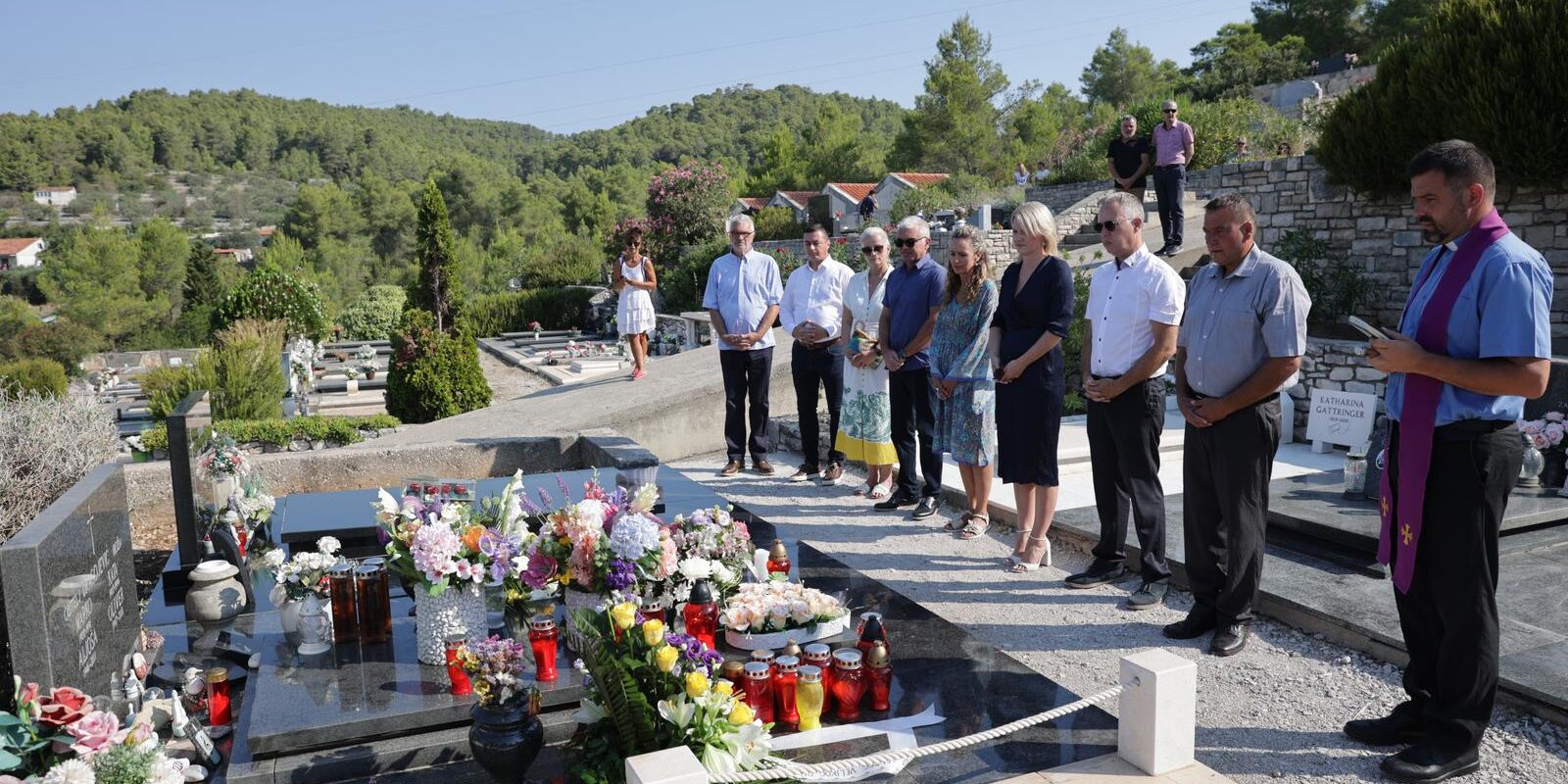 Vela Luka: Polaganje vijenaca na grob Olivera Dragojevića