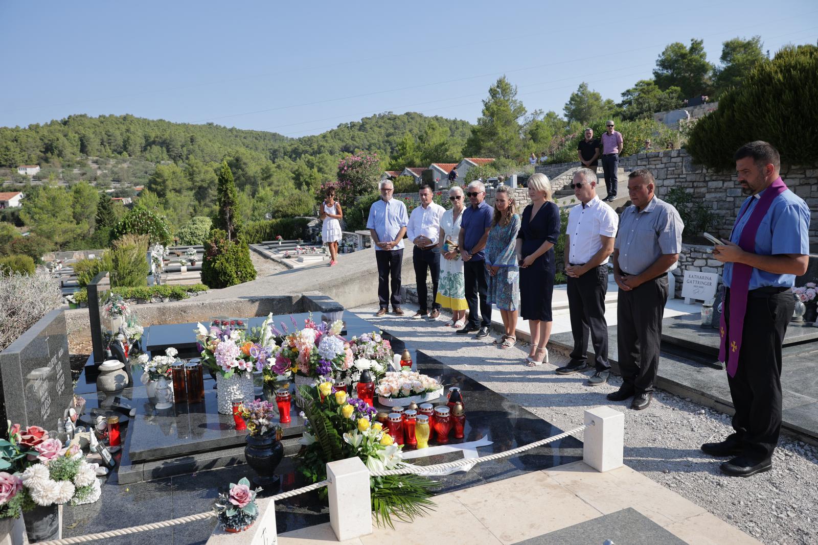 Vela Luka: Polaganje vijenaca na grob Olivera Dragojevića