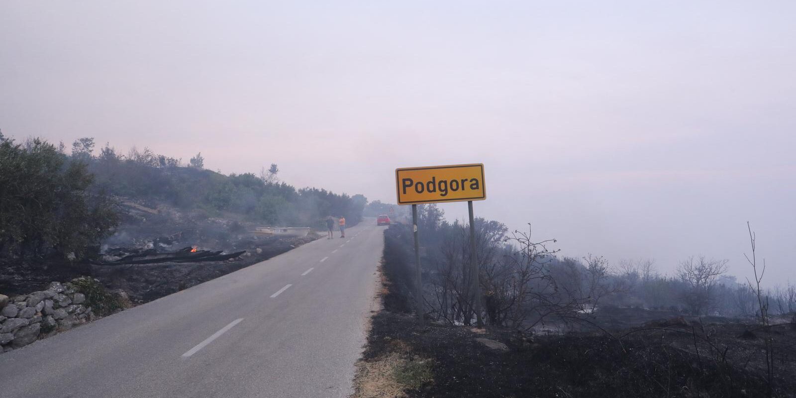 Osim šume i raslinja, u poažru u Podgori izgorjeli su i čamci