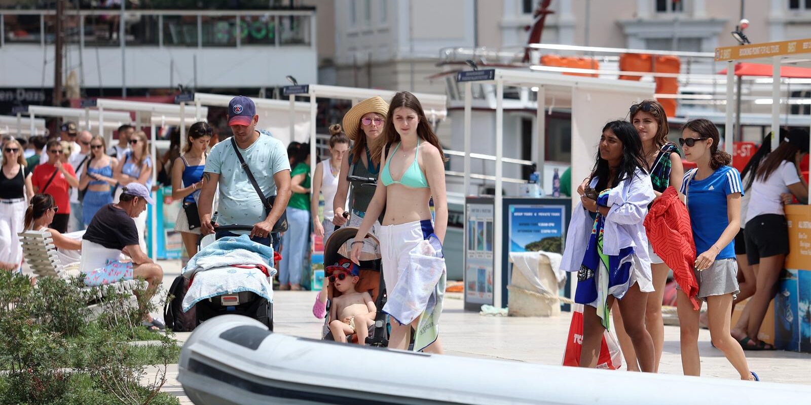 Split: Turistički brodovi i turisti na rivi u sve većem broju iz dana u dan