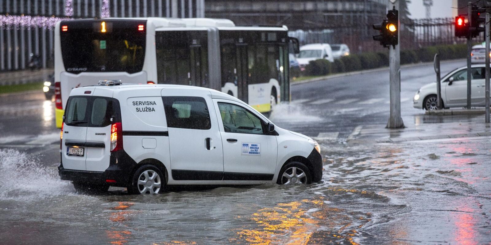 Split: Obilna kiša poplavila splitske prometnice