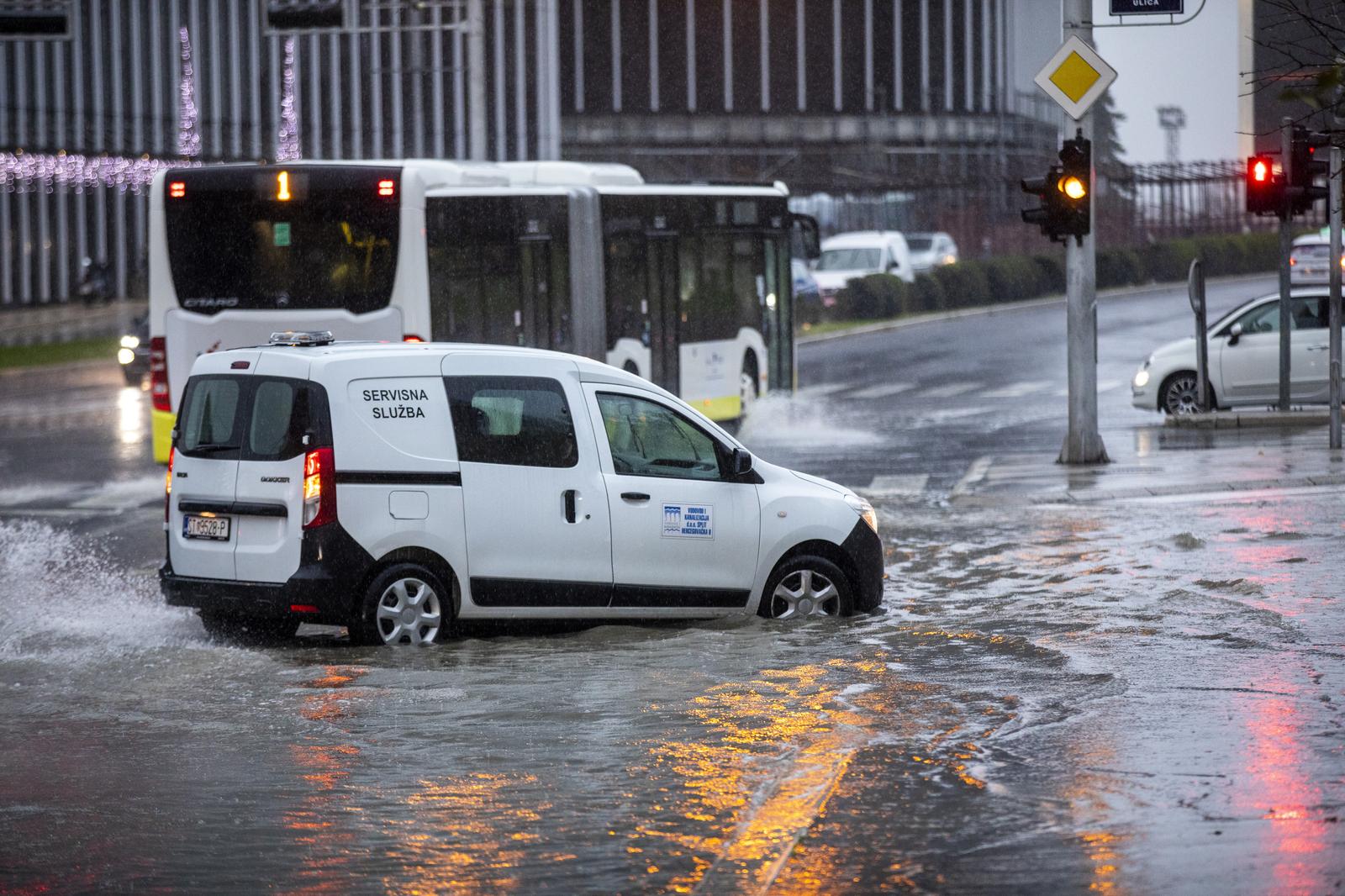 Split: Obilna kiša poplavila splitske prometnice