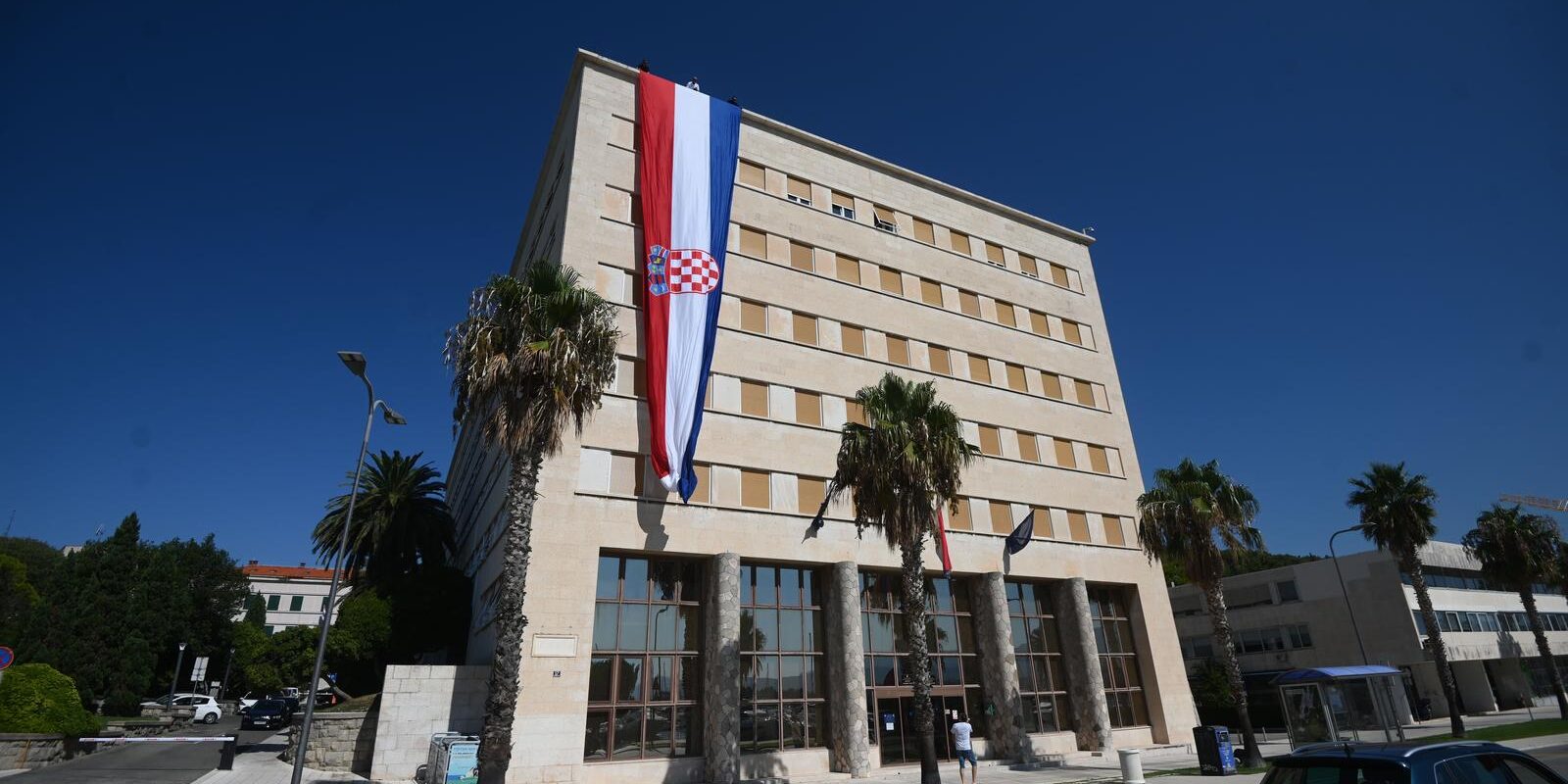 Split: Na zgradi Banovine izvješena hrvatska zastava duga 22 metra povodom Dana pobjede