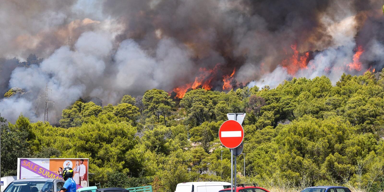 Šibenik: Gori borova šuma u blizini bolnice i obiteljskih kuća