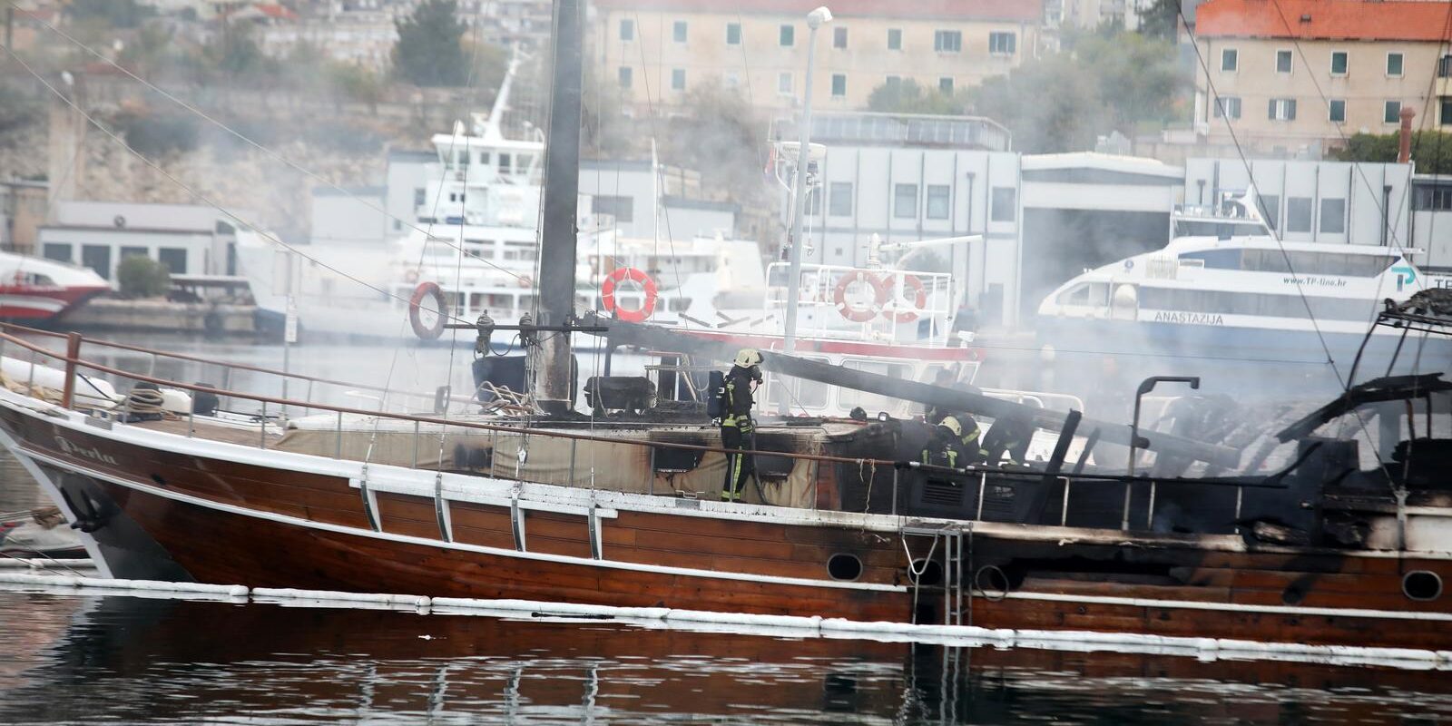 Šibenik: Izbio požar na turističkom jedrenjaku, očevid u tijeku