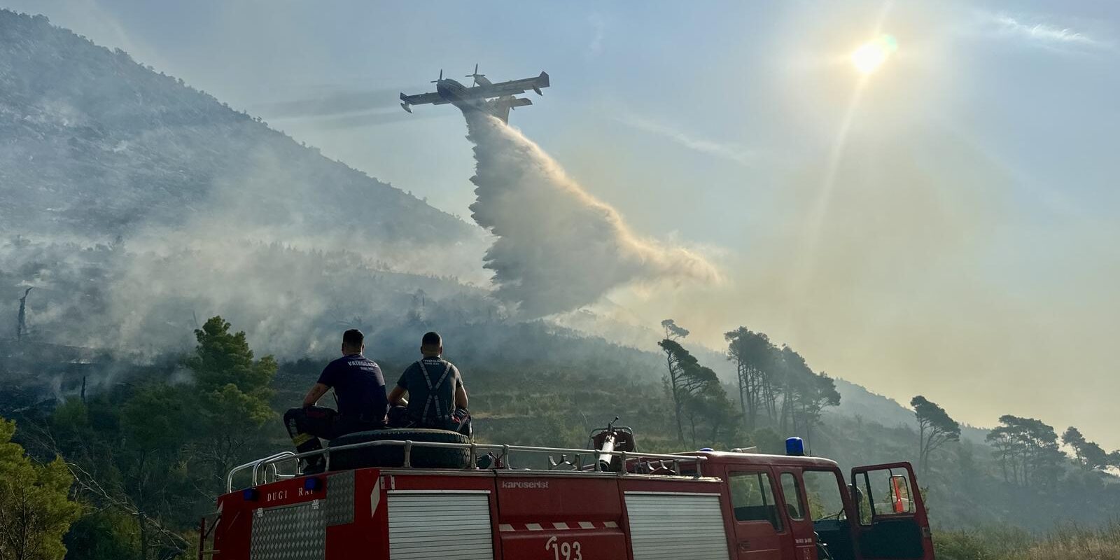 Žrnovnica: Kanaderi pristigli u pomoć gasiteljima koji su noć probdjeli na požarištu