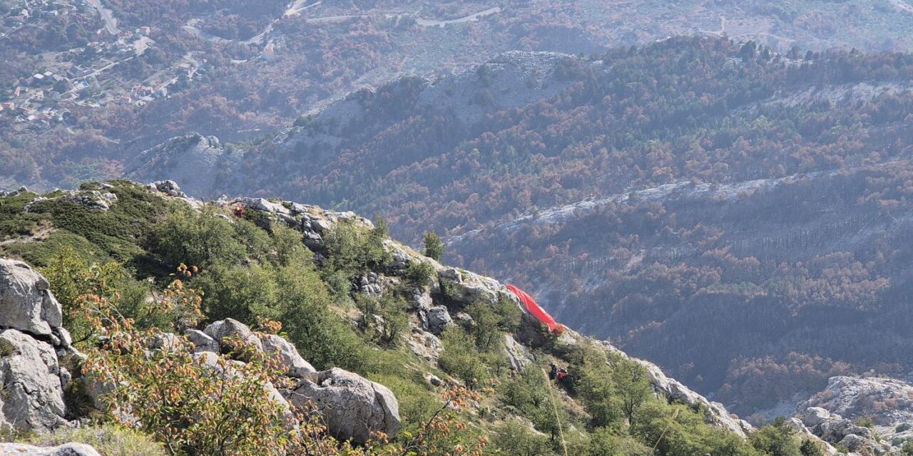 HGSS helikopterom spasio paraglajdera koji je se srušio na Bikovu
